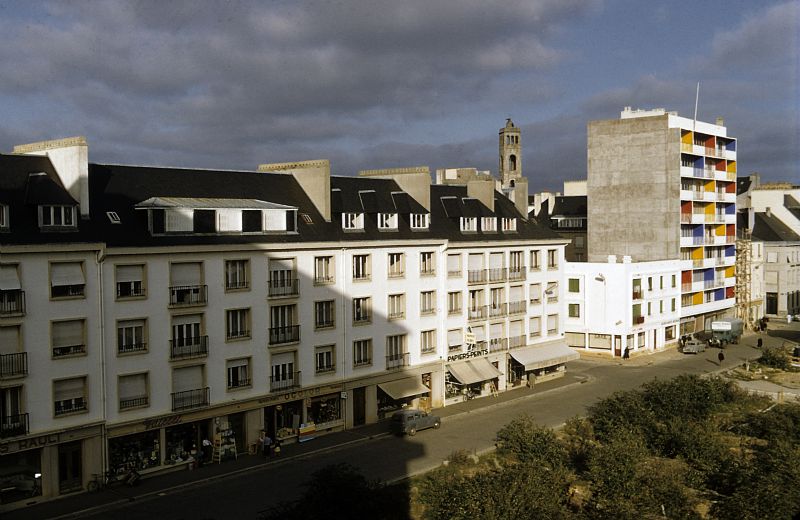 Lorient, maison bande et petit collectif de huit étages, rue du Port (architecte : Conan)