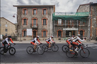 Cyclistes circulant dans Olliergues