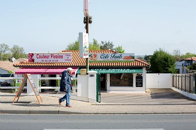 Passant devant des commerces avenue de la République à Saint-Loubès